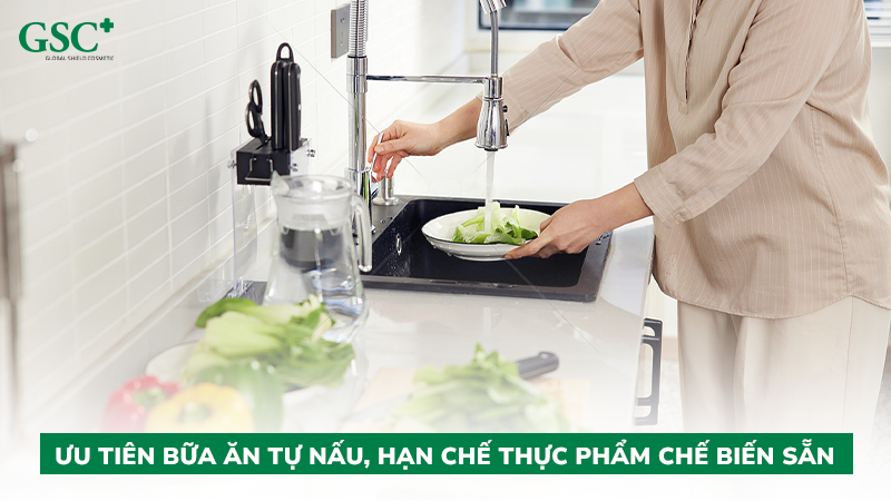 Ưu tiên bữa ăn tự nấu, hạn chế thực phẩm chế biến sẵn