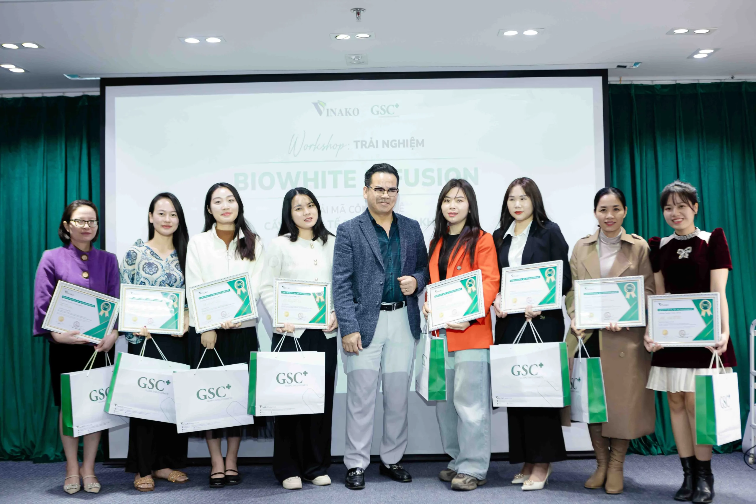 Ông Phạm Hồng thưởng cùng khách mời